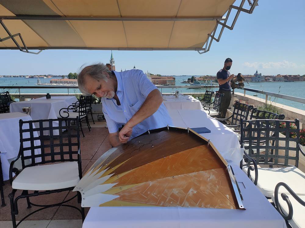 Ottorino Saccon monta il forno solare a parabola sulla terrazza dell'Hotel Danieli